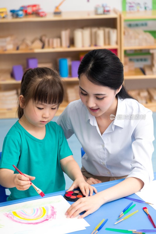 幼儿园女老师辅导儿童画画