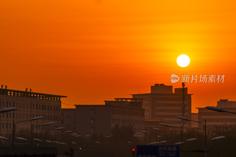 城市日落时的建筑街景