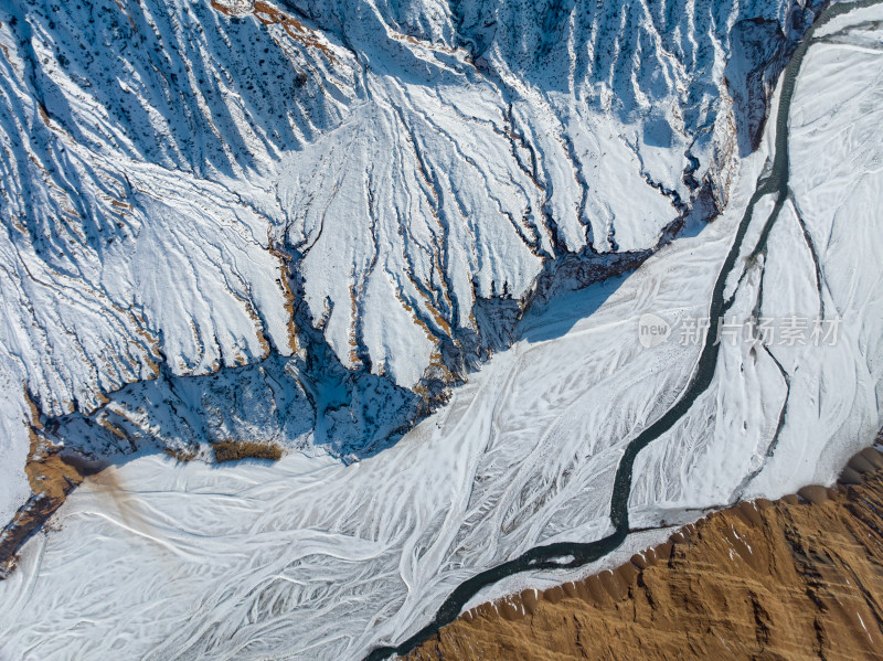 航拍新疆冬季安集海大峡谷雪景雪山山脉河流