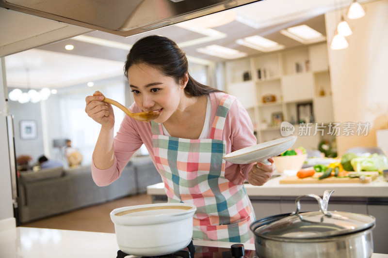 青年女人在厨房煲汤