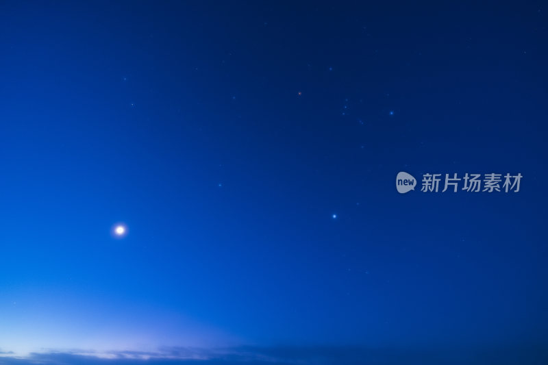 深蓝色夜空下的明月繁星景象