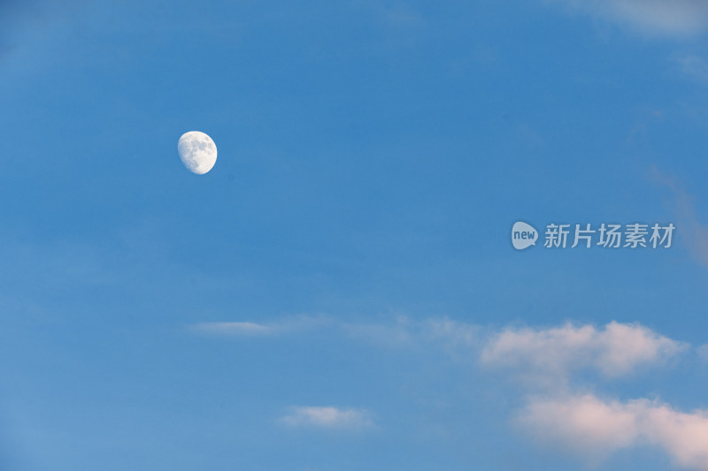 白天蓝色天空中的月亮和云