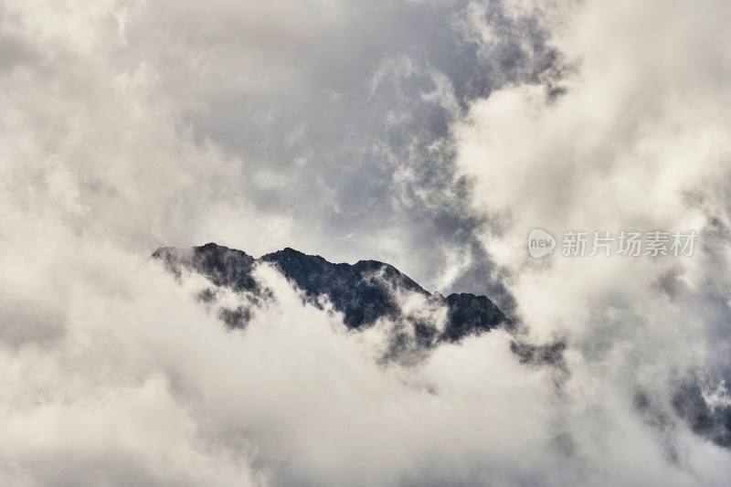 云海中的玉龙雪山