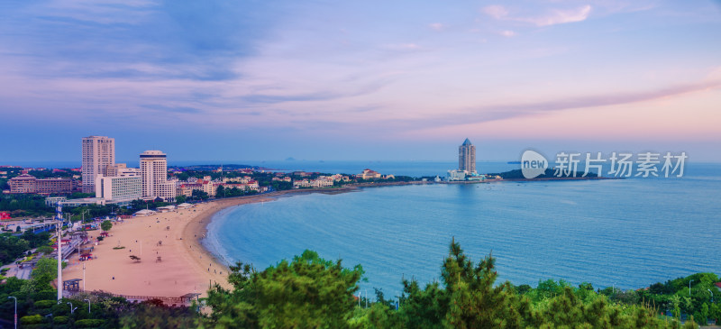 青岛小鱼山俯瞰第二海水浴场黄昏城市风景