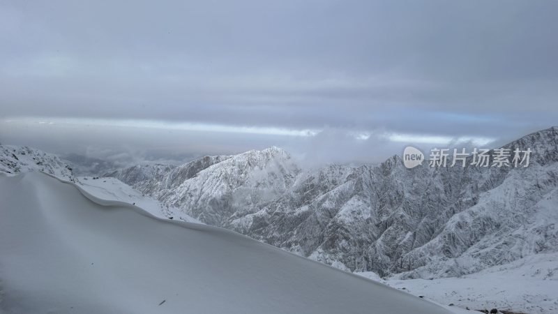 雪山雪景山峰天空自然风景