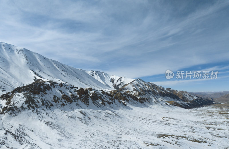 冰湖与远山相连的壮阔自然景象