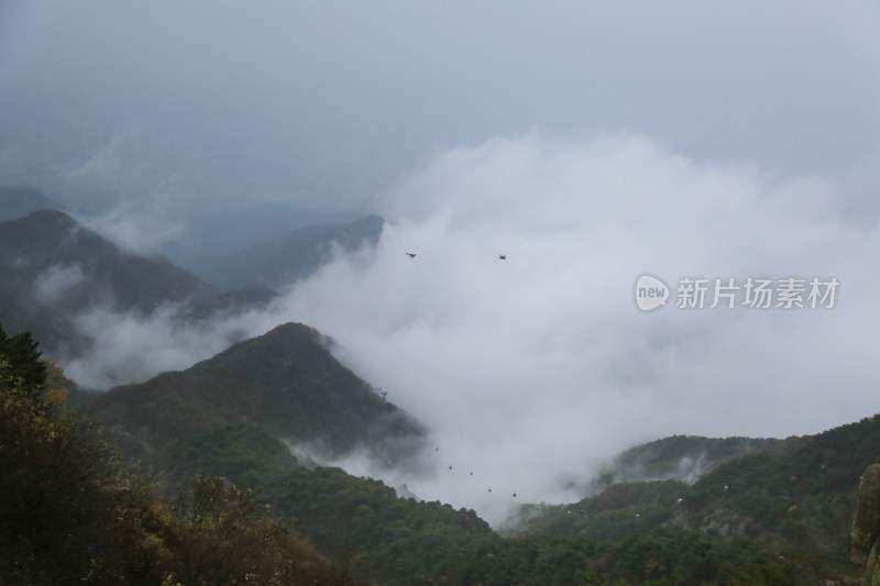 云雾缭绕的泰山山峰