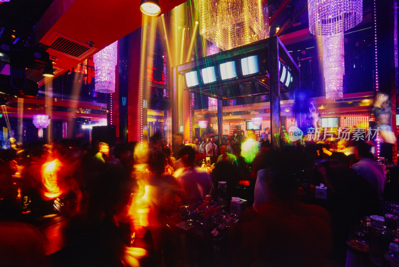 现代城市酒吧灯光人影舞动【反转胶片】