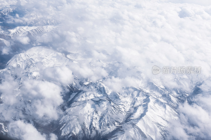 中国西藏高空飞机上航拍连绵雪山自然风光