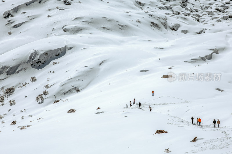 雪山上的登山者