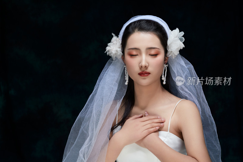 黑色背景下的女性复古婚纱妆面