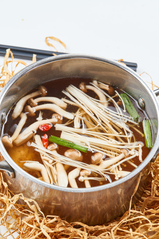 不锈钢汤锅装的火锅汤底山珍菌汤