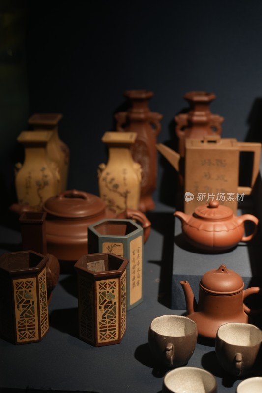 传统陶瓷茶具与花瓶展示