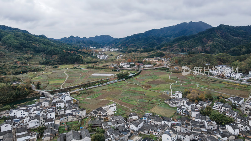 安徽呈坎村山村秋景徽派建筑群航拍