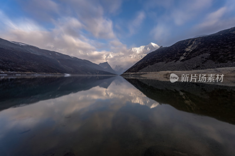 西藏山南洛扎秘境库拉岗日雪山湖泊壮丽景色