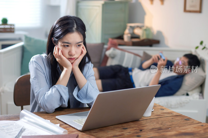 年轻女人在家使用电脑