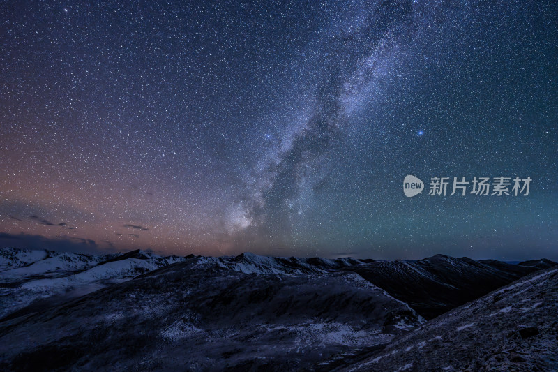 四川甘孜州雅哈垭口贡嘎雪山之巅的星空银河