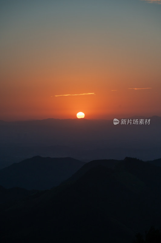 高山金色日出