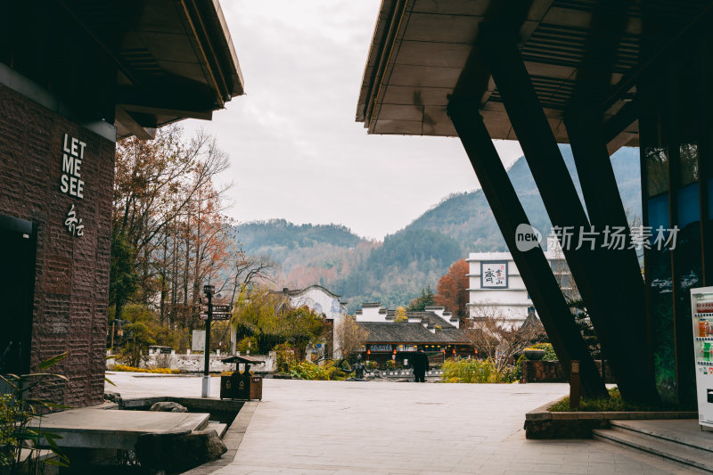 黄山市齐云山旅游景区中式建筑旁的山间景致