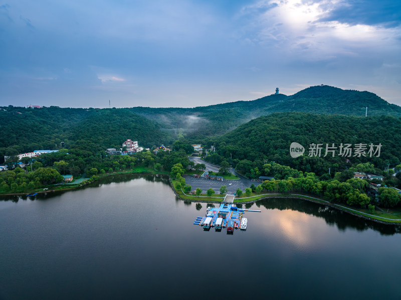 沈阳棋盘山山林环绕的湖泊航拍全景