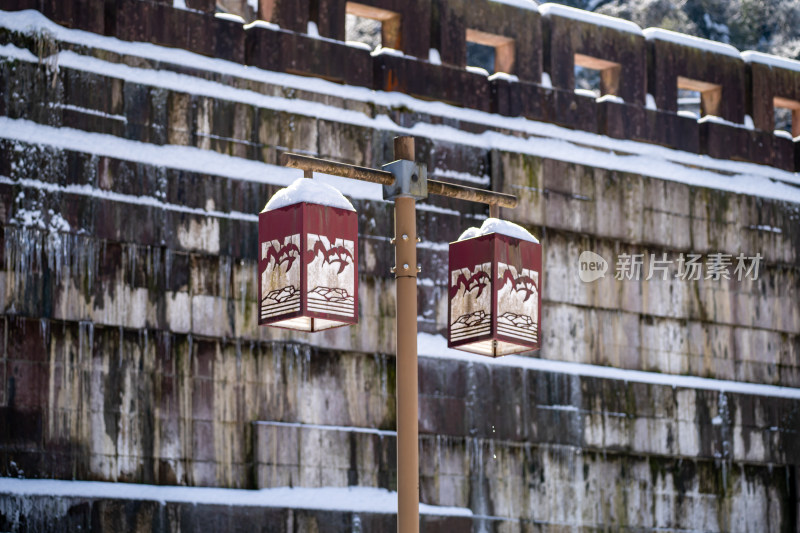 四川眉山瓦屋山景区雪中古墙红灯笼