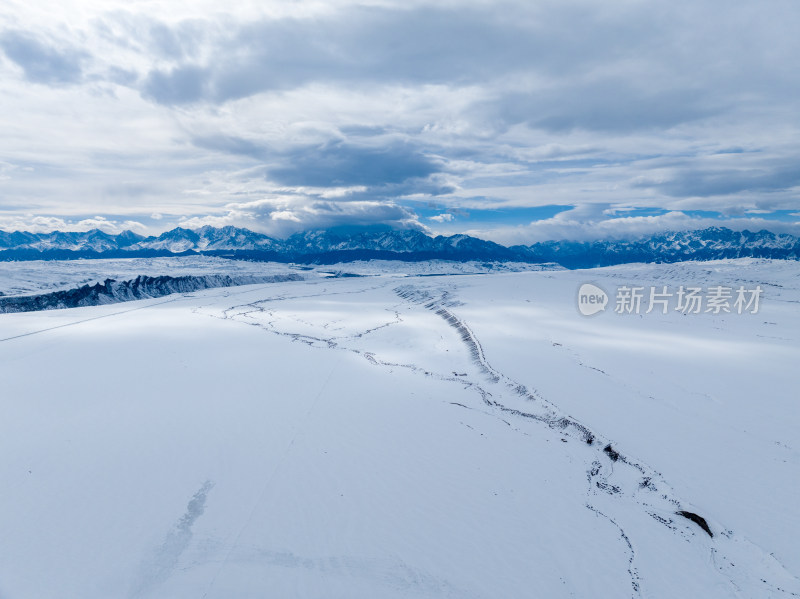 中国新疆阿勒泰冬季雪景茫茫雪原与雪山