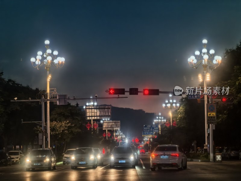 夜晚城市的红绿灯