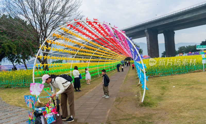 公园彩色风车拱门游人场景