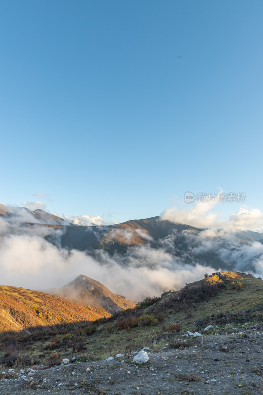 云雾缭绕的山峰天空云海