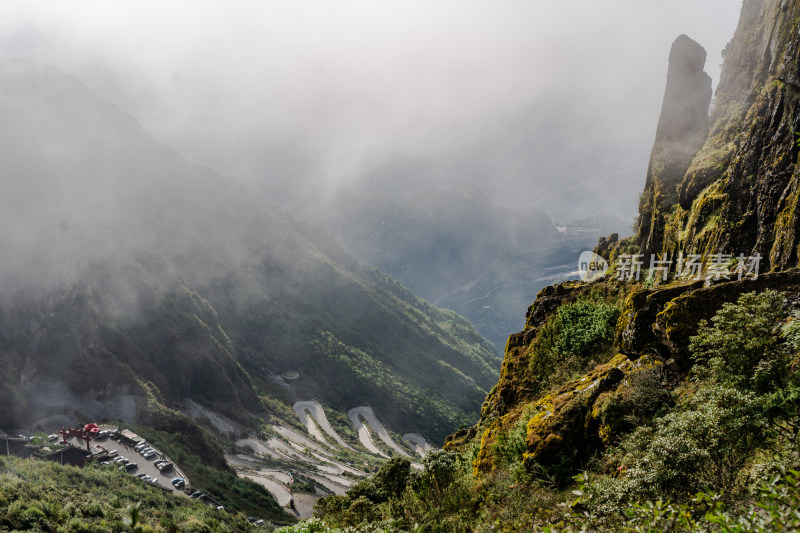 山间云雾缭绕的盘山公路景观