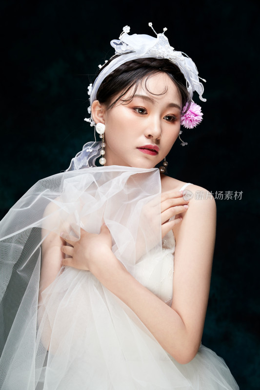 黑色背景下的女性复古婚纱妆面