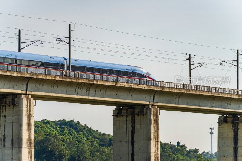 高架桥上行驶中的高速火车和谐号高铁动车组