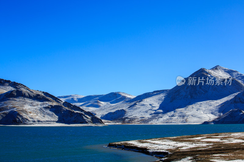 中国西藏羊卓雍措湖羊湖冬季雪景