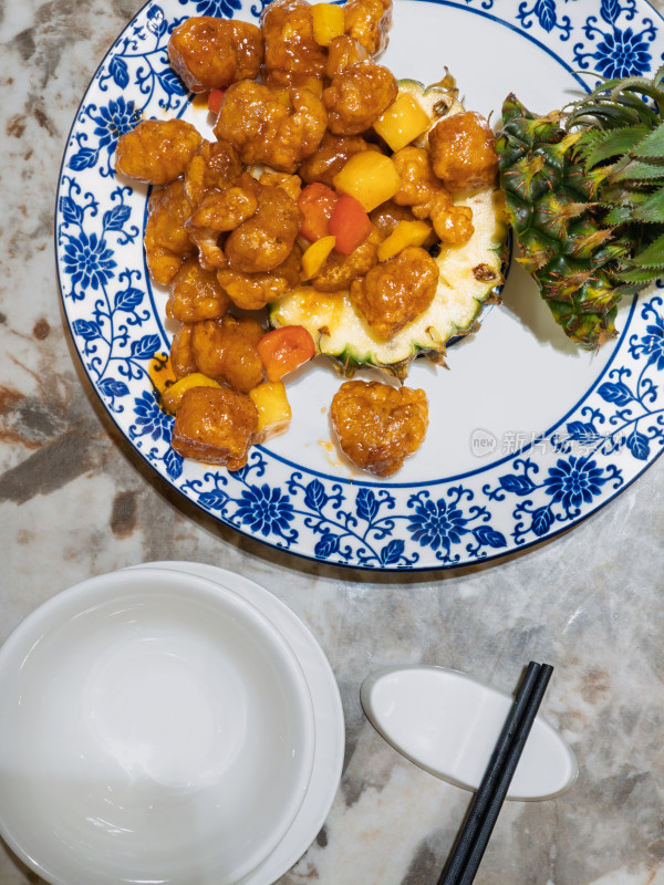 盛在瓷盘中的美味菠萝生炒骨