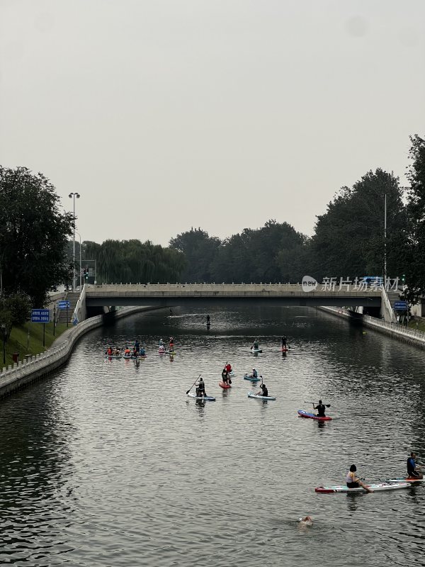 夏季北京颐和园河流上人们划船划桨