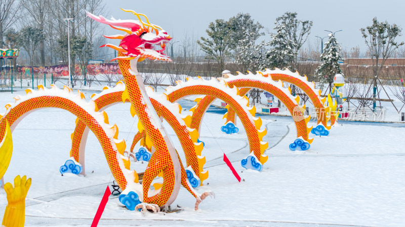 冬天下雪龙年灯会