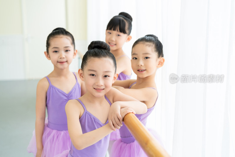 跳芭蕾的小女孩们在舞蹈室休息