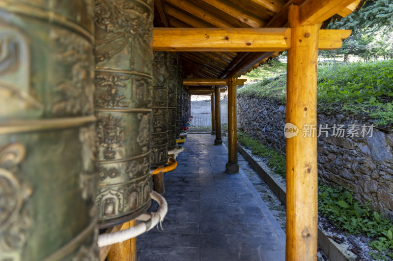 松潘县牟尼沟牟尼后寺内铜制转经筒