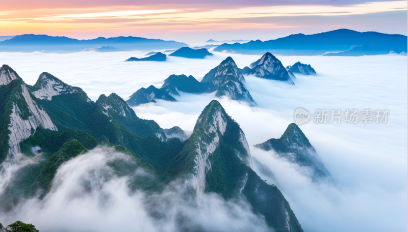 云雾缭绕的壮丽华山山景