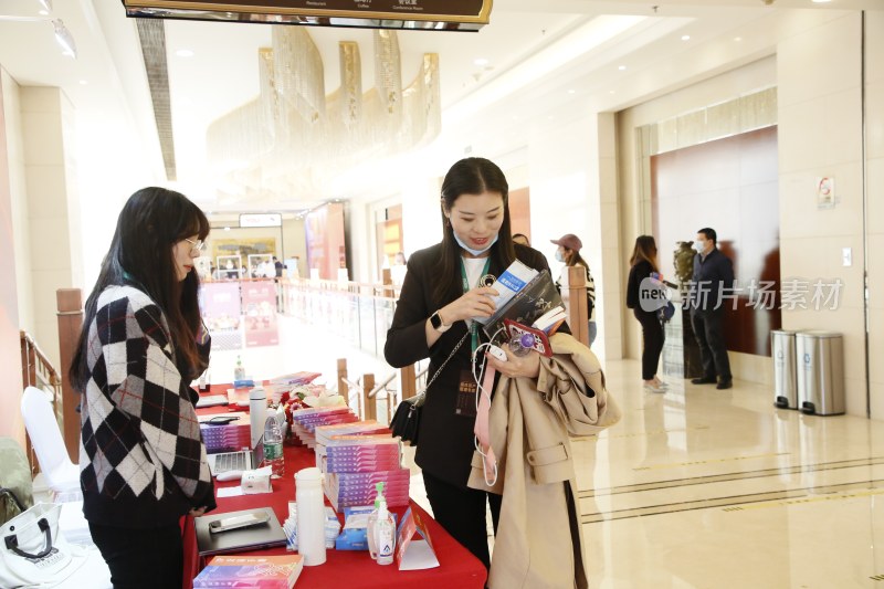 商场内女性查看商品资料