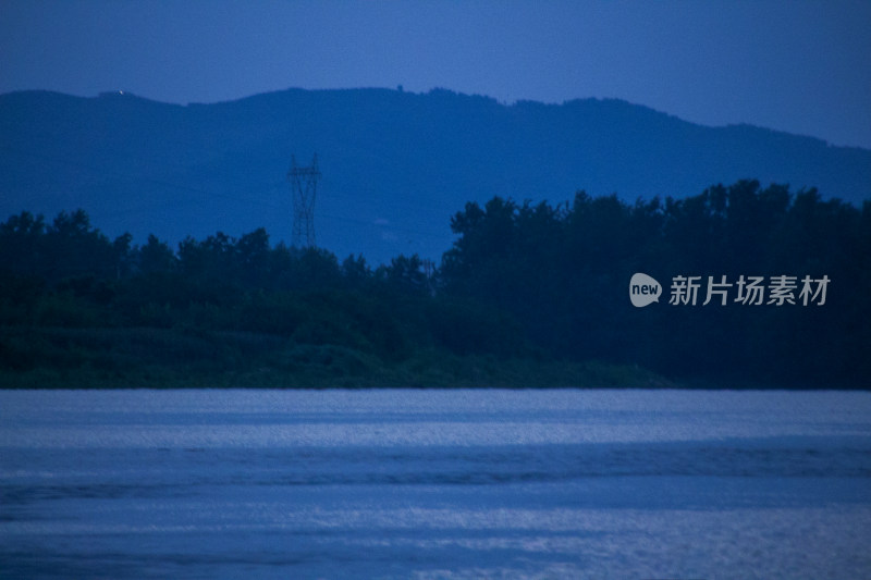 寂静夜色的远山树林河流