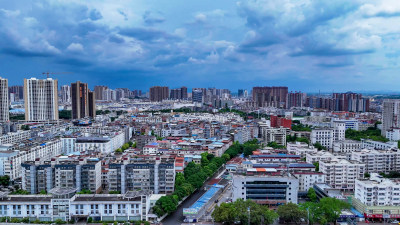 城市乌云暴雨来袭航拍图