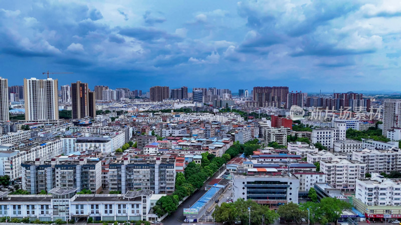 城市乌云暴雨来袭航拍图