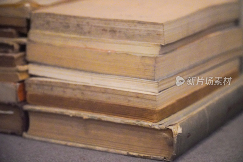 旧书图书书堆叠在一起的书实拍
