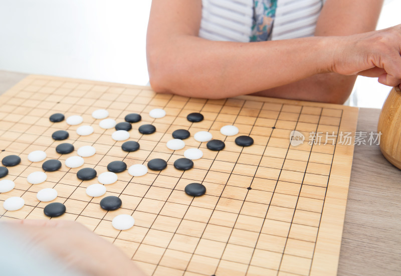 两个人在下中国传统围棋游戏