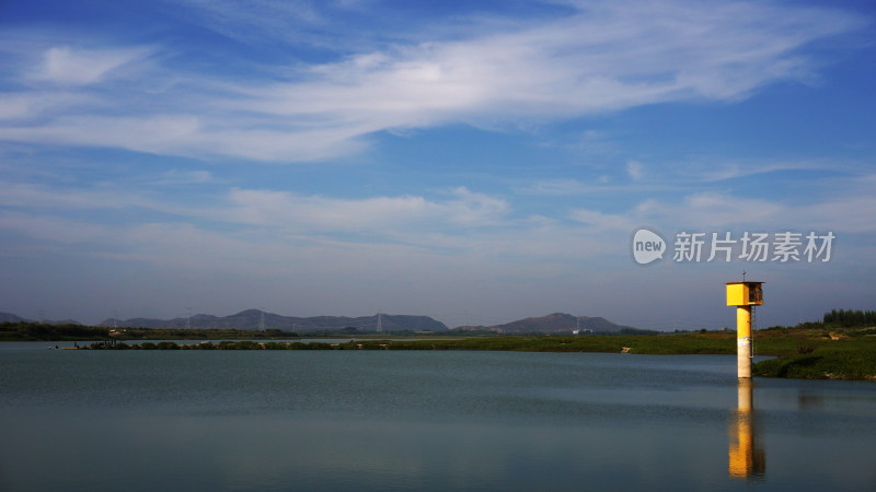 湖泊风光蓝天白云远山景色