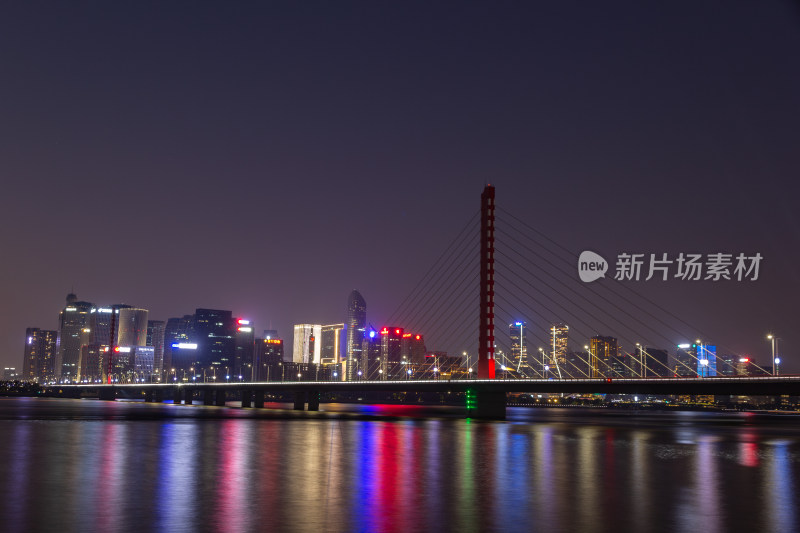 杭州钱塘江畔夜景的延时摄影素材