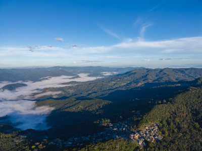 航拍云海中的景迈山山脉壮美自然景象