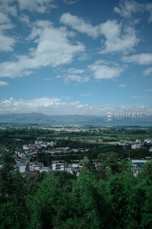 依山傍水的美丽城镇全景风光