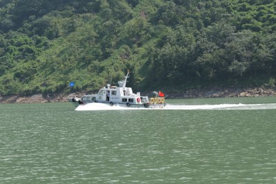 江上行驶的船只